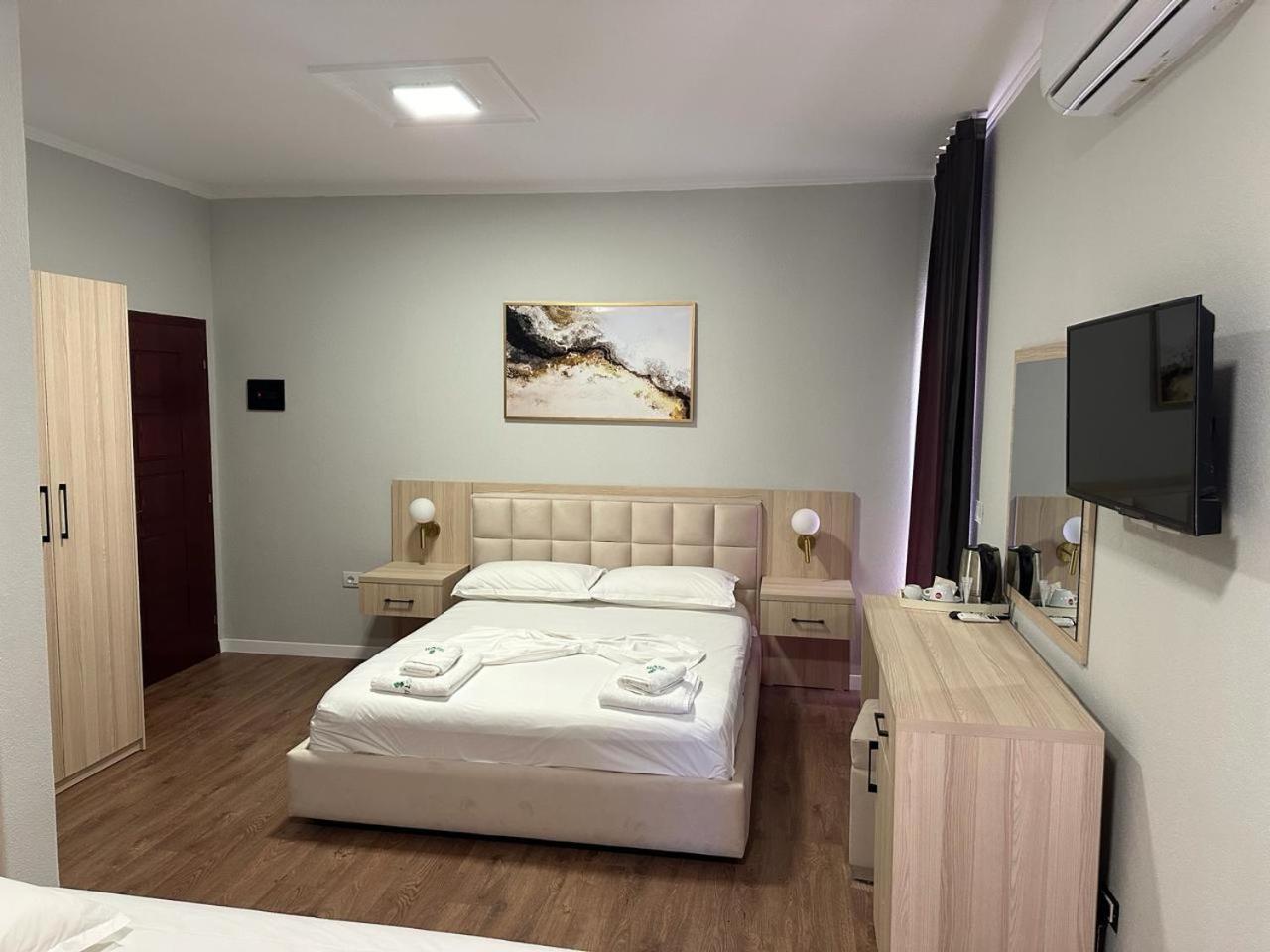 Hotel Dollari Kryemedhej ภายนอก รูปภาพ
