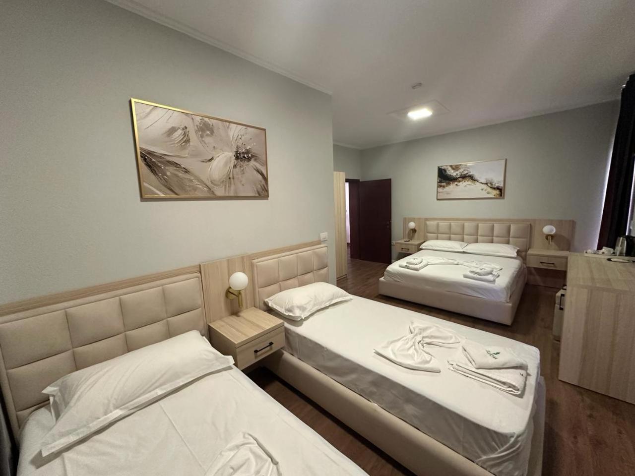 Hotel Dollari Kryemedhej ภายนอก รูปภาพ