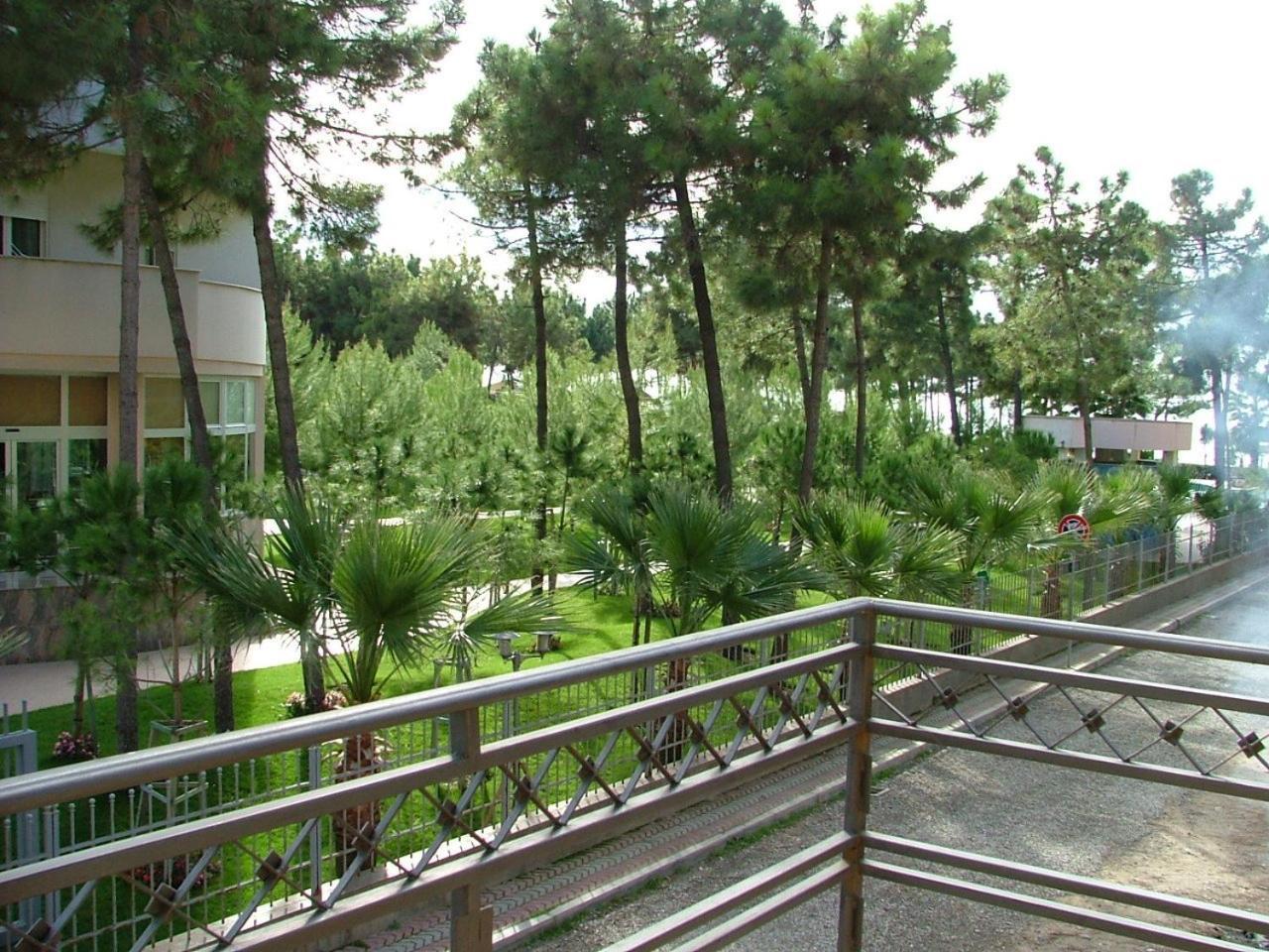 Hotel Dollari Kryemedhej ภายนอก รูปภาพ