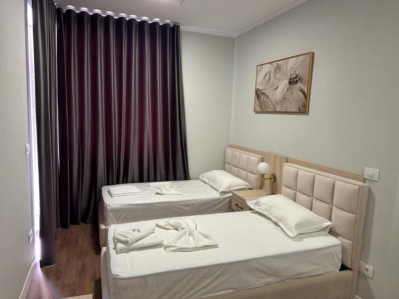 Hotel Dollari Kryemedhej ภายนอก รูปภาพ