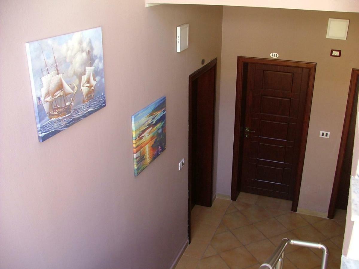 Hotel Dollari Kryemedhej ภายนอก รูปภาพ